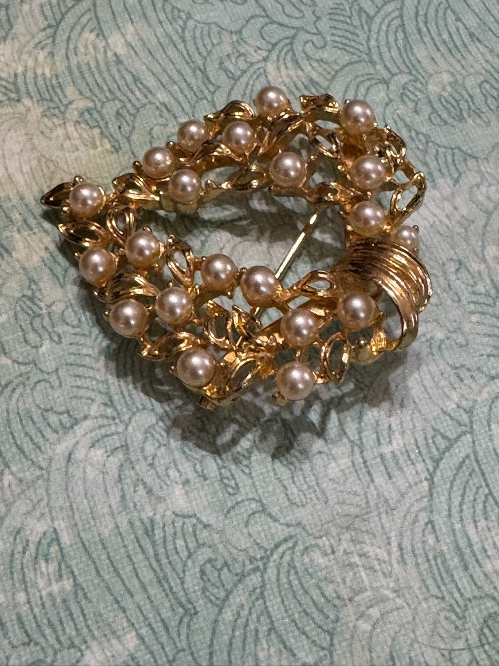 VINTAGE GOLD TONE AND FAUX PEARLS BROOCH - Picture 5 of 9